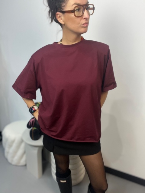 Dłuższa koszulka z poduszkami bordo