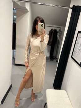 Sukienka z rozcięciem beż/złoto