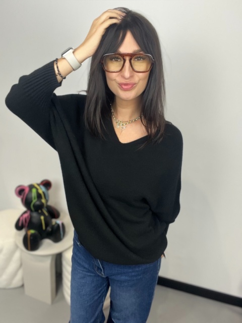 Sweter z dekoltem V czerń