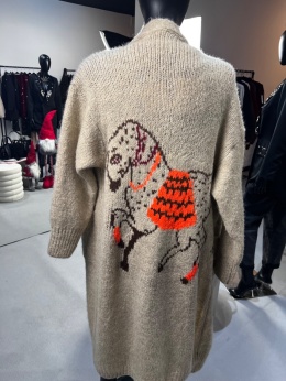 Długi sweter z wzorem beż