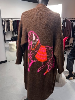 Długi sweter z wzorem czekolada