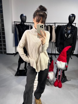 Sweter z golfem beż