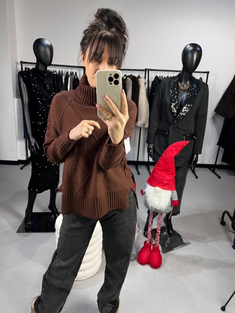 Sweter z golfem czekolada