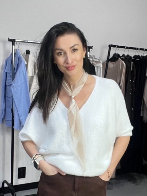 Sweter z ozdobną apaszką biel