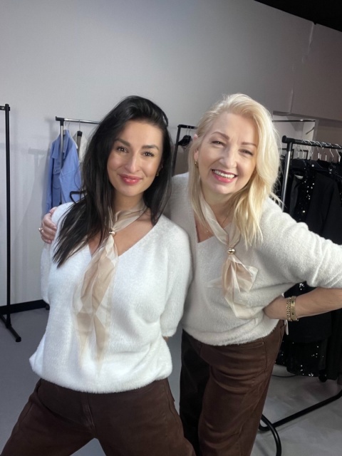 Sweter z ozdobną apaszką biel